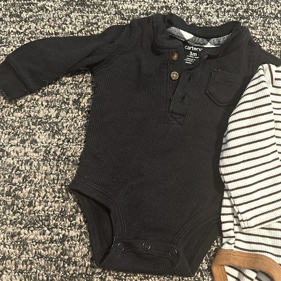 2 LONG SLEEVE ONESIE - Picture 2 of 3